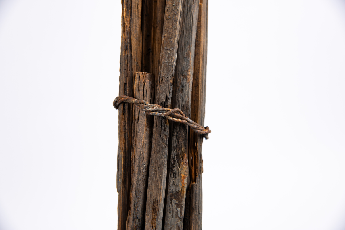 "Den første grubebelysning."
NTM: "Denne gamle fakkel er funnet i Kongens gruve. Disse
bruktes som belysning i gruven i gammel tid, særlig huskes
den fra fyrsetningens tid, men mest er den vel kjent fra
bruken etter veien hjem. Kvelden før lillejulaften gikk
bergmennene i samlet fakkeltog til byen. Det var et selsomt
syn å se dem komme nedover fjellet. De ble så i byen mottatt
til "andakt". Etterpå ble det festet noe utover natten. Det
er dette som har vært opphavet til skikken med
"Drekkedagsnatta" og fakkelbrenning som har holdt seg til
1939."