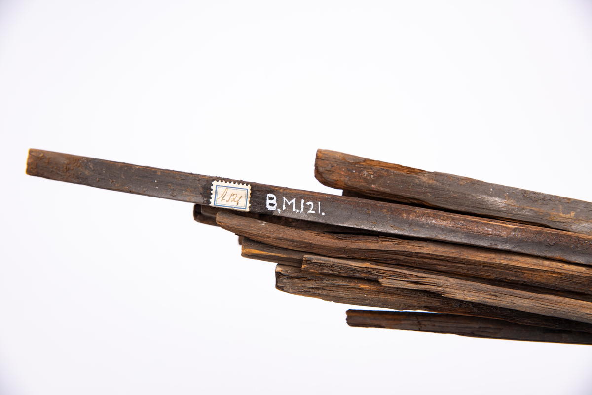 "Den første grubebelysning."
NTM: "Denne gamle fakkel er funnet i Kongens gruve. Disse
bruktes som belysning i gruven i gammel tid, særlig huskes
den fra fyrsetningens tid, men mest er den vel kjent fra
bruken etter veien hjem. Kvelden før lillejulaften gikk
bergmennene i samlet fakkeltog til byen. Det var et selsomt
syn å se dem komme nedover fjellet. De ble så i byen mottatt
til "andakt". Etterpå ble det festet noe utover natten. Det
er dette som har vært opphavet til skikken med
"Drekkedagsnatta" og fakkelbrenning som har holdt seg til
1939."