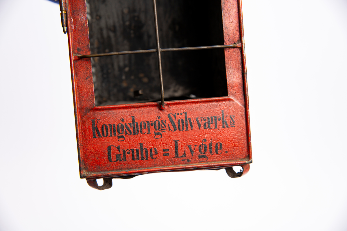 "Gamle grubelykter. Brukt ved hestekjøring i stollen.
Malmtransport."
NTM: "Fra samlingen.
For parafin, denne lampe er til å bære i beltet og har vel
neppe hatt noen særlig praktisk betydning." Rødlakkert,
merket "Kongsberg S”lvværks Grube-Lygte", "Ernest Fr”lich
Christiania Lampe-Fabrik Patent".