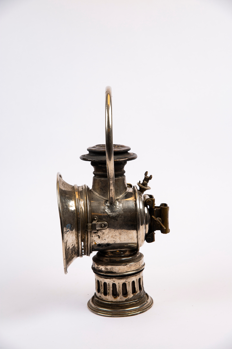 "Til karbid."
NTM: "Lampen har tilhørt et av de små "Montania"
bensinlokomotiv som kom til Underbergstollen i 1912.
Brennmaterialet er carbid - acetylgass.