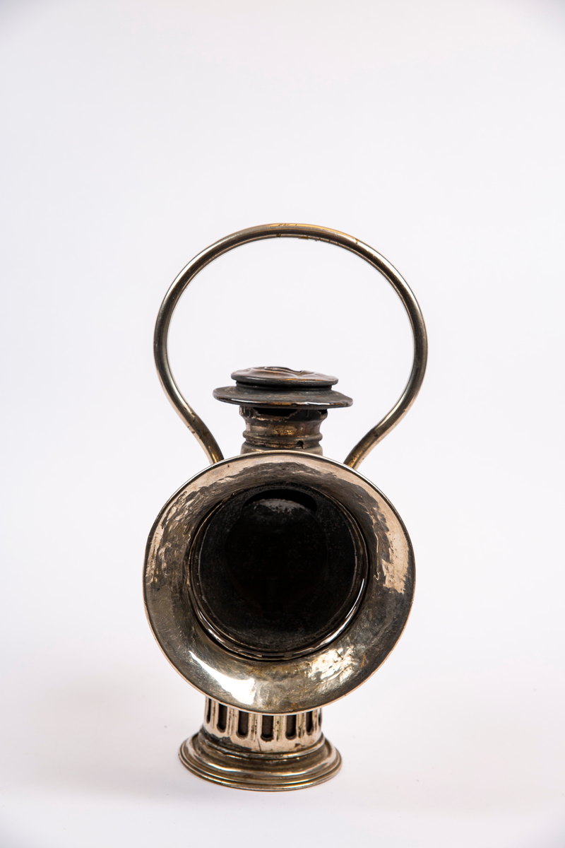 "Til karbid."
NTM: "Lampen har tilhørt et av de små "Montania"
bensinlokomotiv som kom til Underbergstollen i 1912.
Brennmaterialet er carbid - acetylgass.
