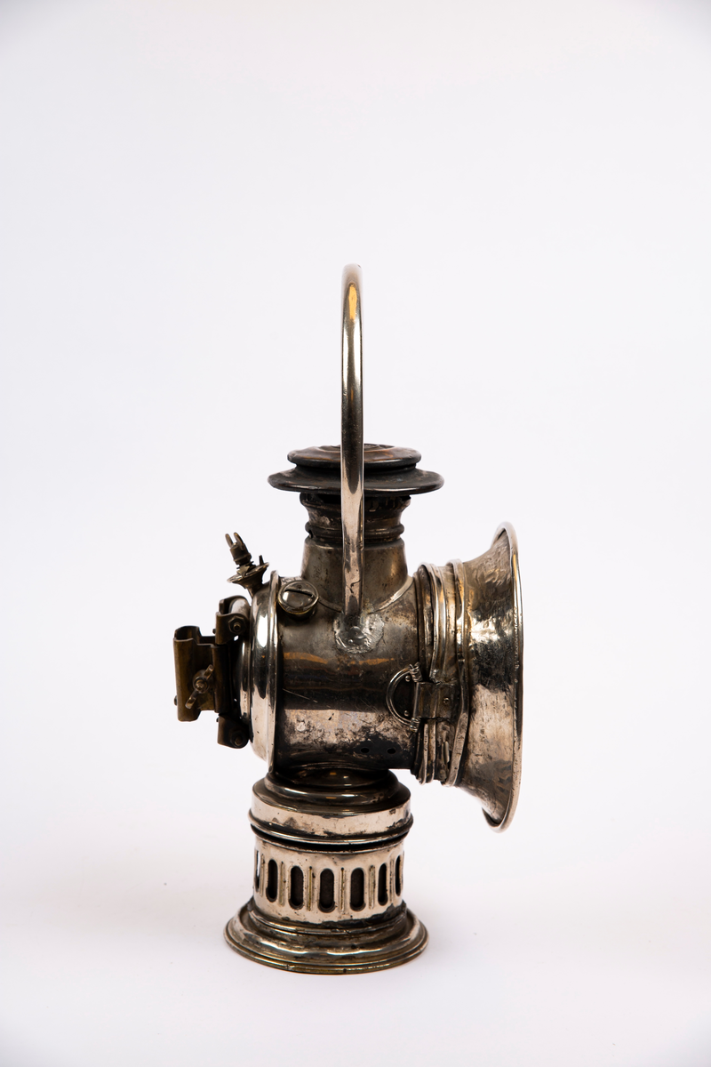 "Til karbid."
NTM: "Lampen har tilhørt et av de små "Montania"
bensinlokomotiv som kom til Underbergstollen i 1912.
Brennmaterialet er carbid - acetylgass.