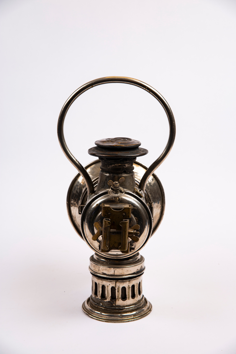 "Til karbid."
NTM: "Lampen har tilhørt et av de små "Montania"
bensinlokomotiv som kom til Underbergstollen i 1912.
Brennmaterialet er carbid - acetylgass.