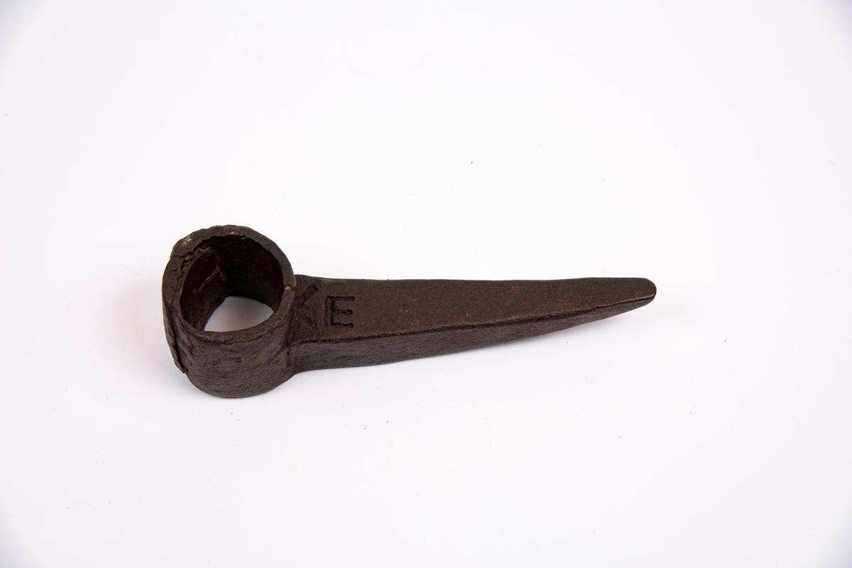 NTM: "Disse enpiggede kilhakker ble meget brukt i det 16de
århundre og opp i mot våre dager. Denne er brukt i et
fyrsetningsarbeide ved Helgevannets gruver fra før 1805."