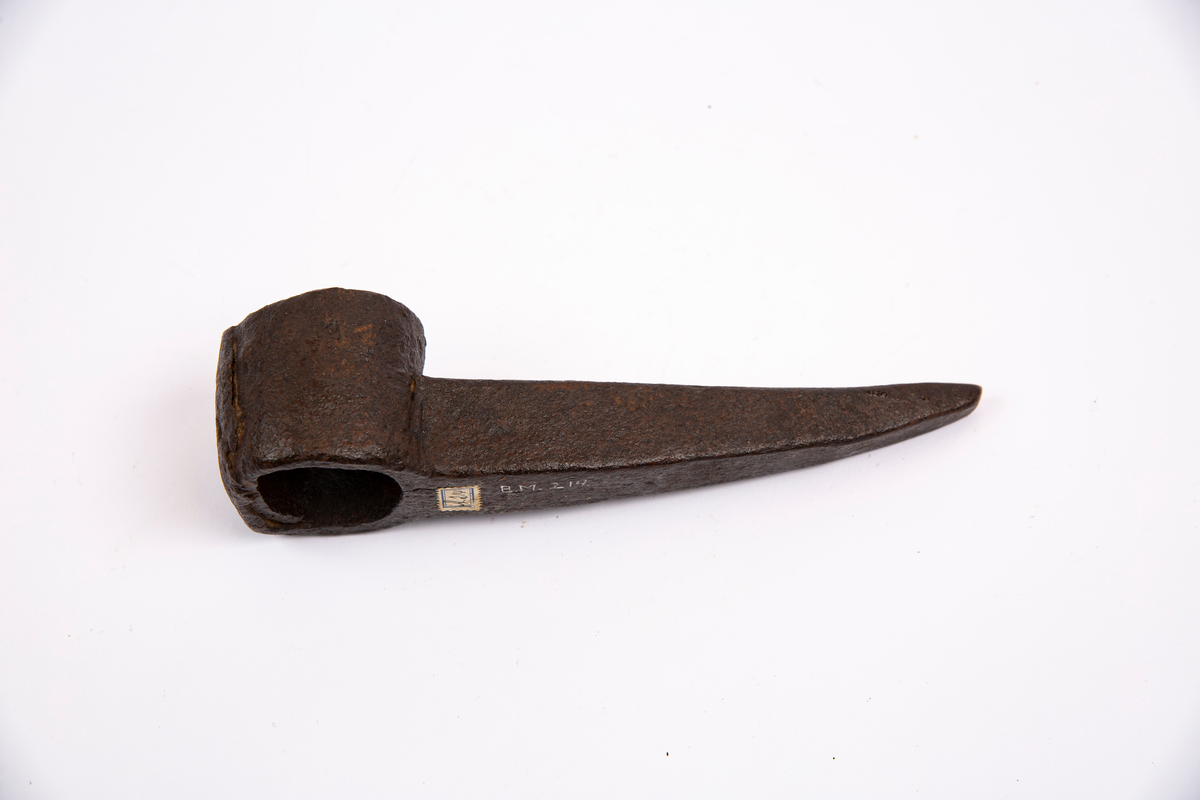 NTM: "Disse enpiggede kilhakker ble meget brukt i det 16de
århundre og opp i mot våre dager. Denne er brukt i et
fyrsetningsarbeide ved Helgevannets gruver fra før 1805."