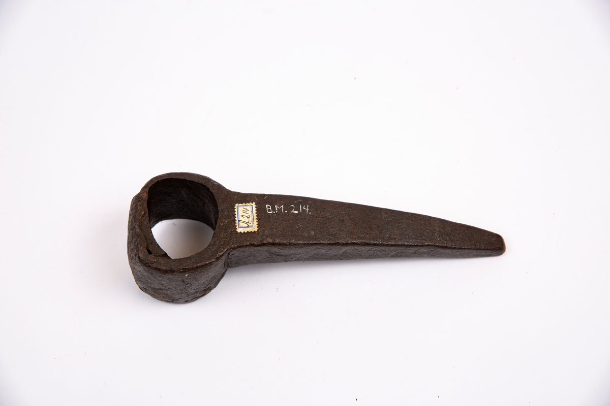 NTM: "Disse enpiggede kilhakker ble meget brukt i det 16de
århundre og opp i mot våre dager. Denne er brukt i et
fyrsetningsarbeide ved Helgevannets gruver fra før 1805."