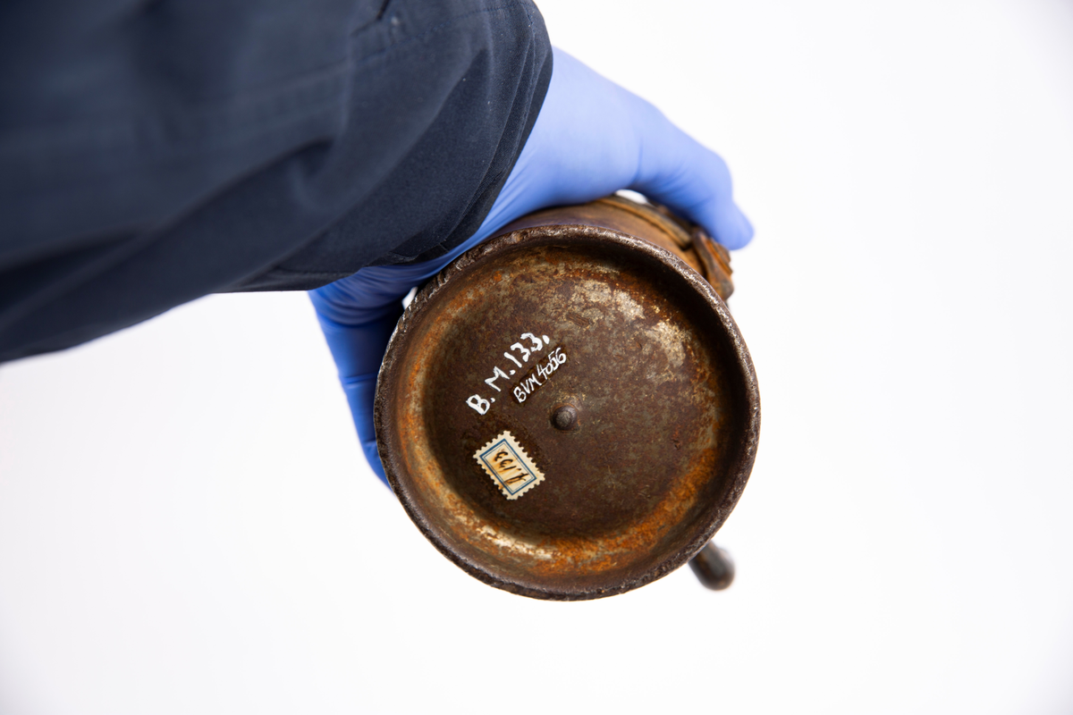 "Grubelamper.Karbid lamper."
NTM:"Dette er en samling av de forskjellige typer
gruvelamper som har vært brukt ved Sølvverket. Disse gir et
godt lys er praktiske og lette å betjene. Det var disse som
avløste oljelampen i 1910 og har siden ikke vært forandret i
prinsippet." Var tidligere registrert som BVM 133, se denne.
Med reflektorfeste.