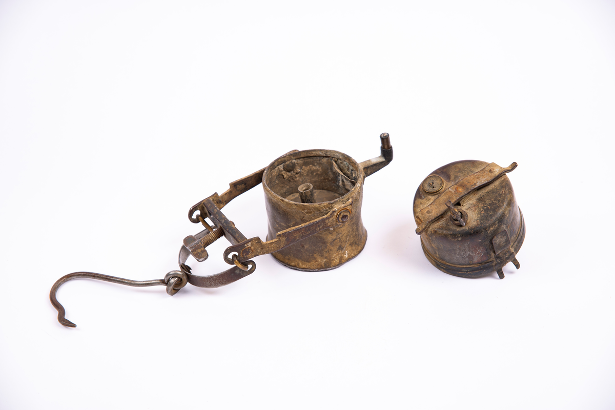 "Grubelamper.Karbid lamper."
NTM:"Dette er en samling av de forskjellige typer
gruvelamper som har vært brukt ved Sølvverket. Disse gir et
godt lys er praktiske og lette å betjene. Det var disse som
avløste oljelampen i 1910 og har siden ikke vært forandret i
prinsippet." Var tidligere registrert som BVM 133, se denne.
Utstilt i to deler, reflektorfeste.