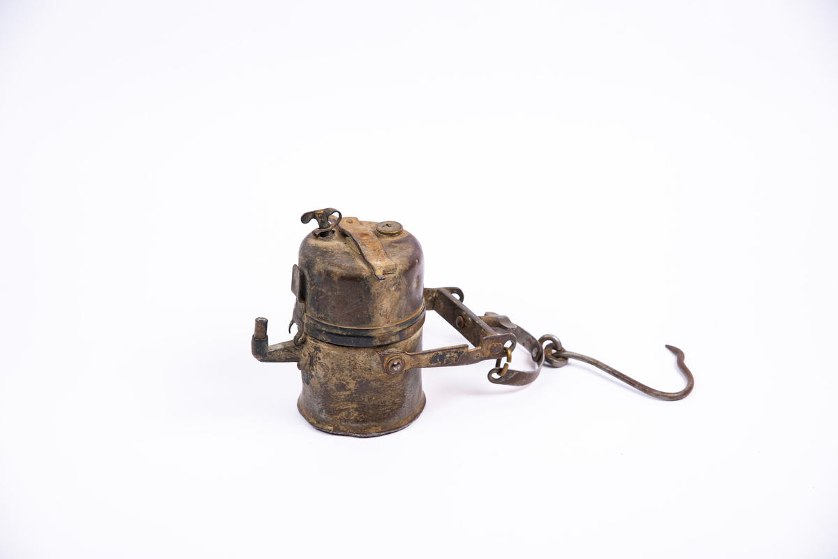 "Grubelamper.Karbid lamper."
NTM:"Dette er en samling av de forskjellige typer
gruvelamper som har vært brukt ved Sølvverket. Disse gir et
godt lys er praktiske og lette å betjene. Det var disse som
avløste oljelampen i 1910 og har siden ikke vært forandret i
prinsippet." Var tidligere registrert som BVM 133, se denne.
Utstilt i to deler, reflektorfeste.