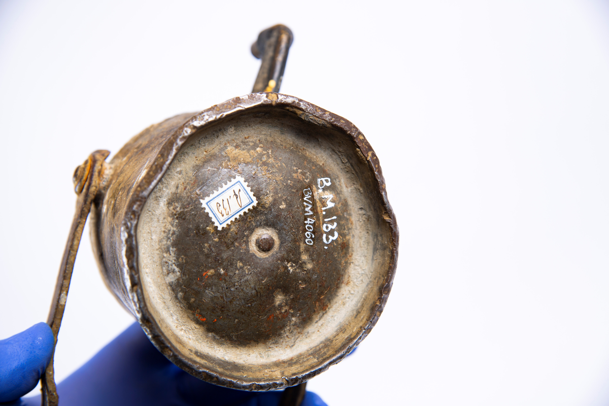 "Grubelamper.Karbid lamper."
NTM:"Dette er en samling av de forskjellige typer
gruvelamper som har vært brukt ved Sølvverket. Disse gir et
godt lys er praktiske og lette å betjene. Det var disse som
avløste oljelampen i 1910 og har siden ikke vært forandret i
prinsippet." Var tidligere registrert som BVM 133, se denne.
Utstilt i to deler, reflektorfeste.