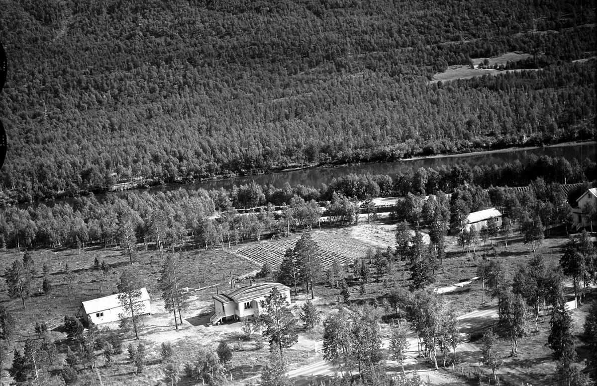 Flyfoto over gården Olsrud i Tamodalen i Balsfjord i 1959.