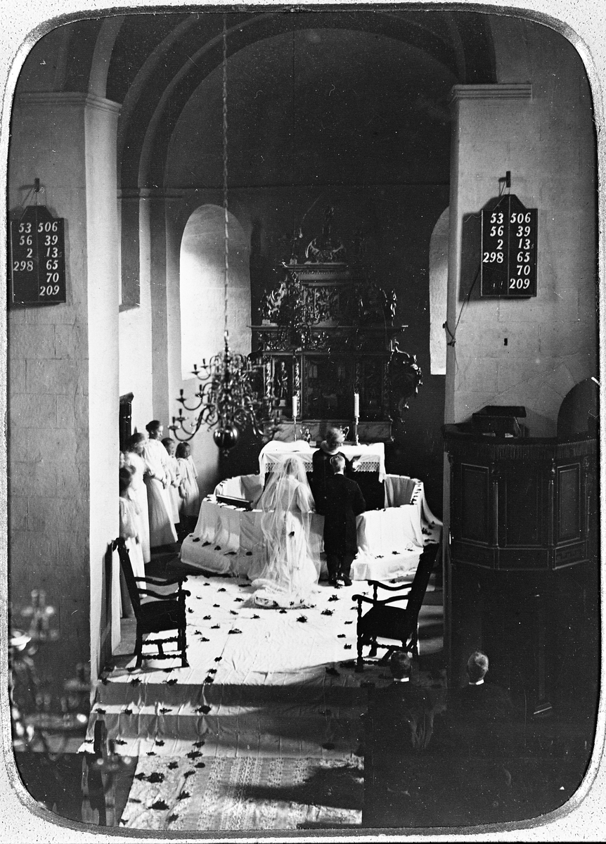 Vielse i Hoff kirke 1896.
Helga Rognerud og Herman Oppen, Sokna; blir viet.