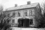 Gårdsinteriör från S:t Lars församlings gamla komministergård utmed S:t Larsgatan i Linköping. Foto 1927.