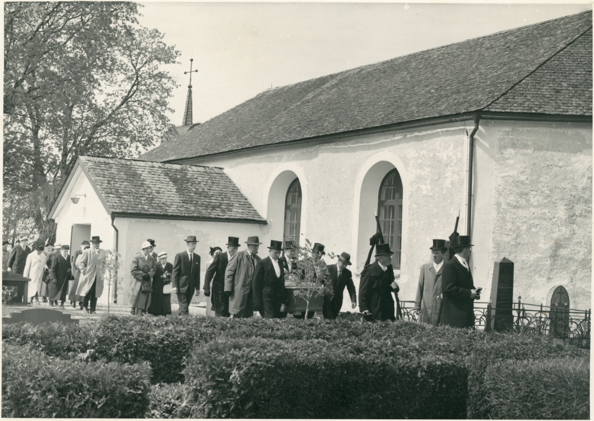 Begravning i Järns kyrka. "Troligen från Anders Erikssons jordfästning 1962"