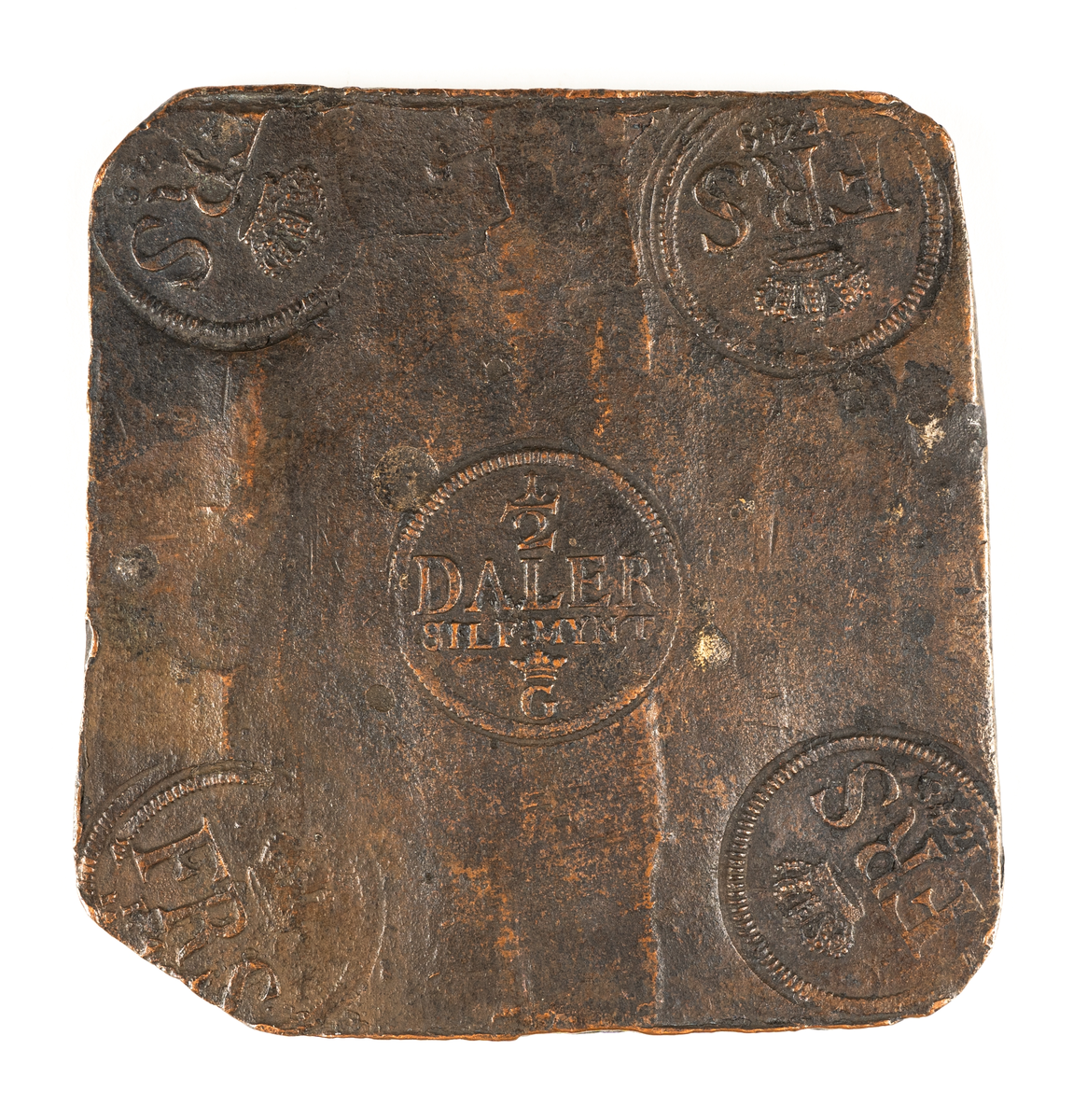 Plåtmynt, 1/2 Daler Silvermynt, 1748, Fredrik I.
Kvadratisk, med fem stämplar: 1/2 DALER SILF.MYNT samt FRS 1748.

Text handskriven på baksidan: Robert Petterssons myntsamling. Torsåker.