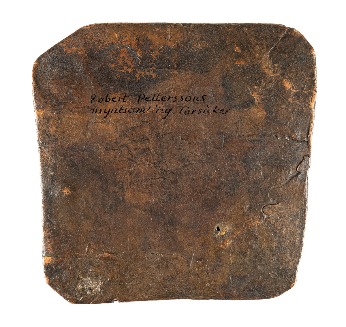 Plåtmynt, 1/2 Daler Silvermynt, 1748, Fredrik I.
Kvadratisk, med fem stämplar: 1/2 DALER SILF.MYNT samt FRS 1748.

Text handskriven på baksidan: Robert Petterssons myntsamling. Torsåker.