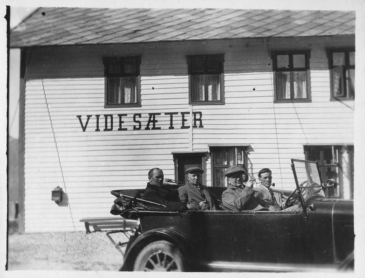 Fire menn i en bil utenfor Videsæter i Stryn