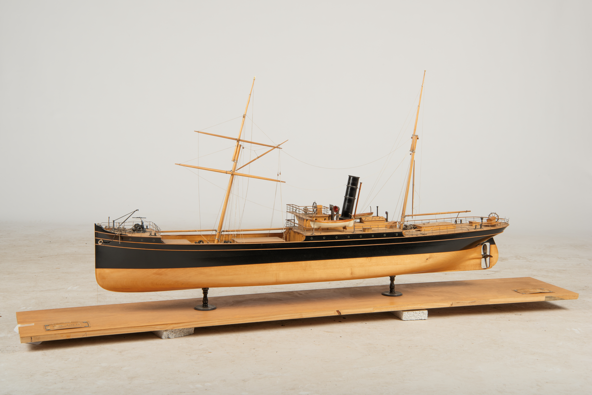 Seildampskip Kong Alf, bygget i 1884 ved Akers Mekaniske Verksted, Oslo. Minesprengt under 1. verdenskrig i 1916.