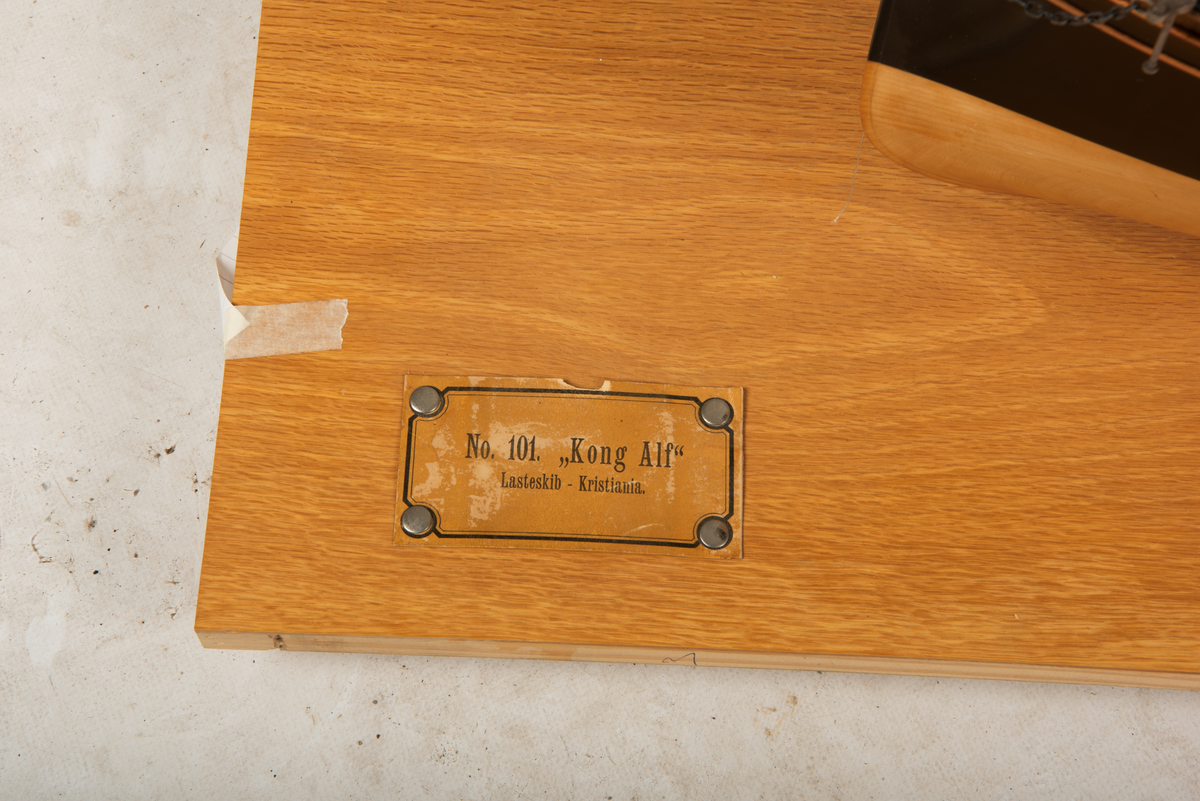 Seildampskip Kong Alf, bygget i 1884 ved Akers Mekaniske Verksted, Oslo. Minesprengt under 1. verdenskrig i 1916.