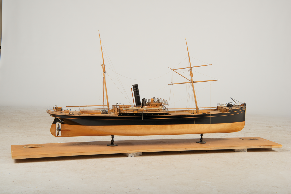 Seildampskip Kong Alf, bygget i 1884 ved Akers Mekaniske Verksted, Oslo. Minesprengt under 1. verdenskrig i 1916.