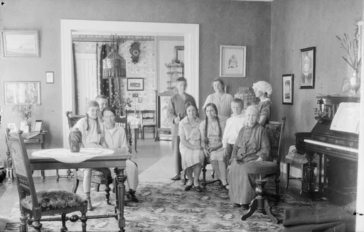 Familien Øksnevad i hovedhuset på Slettebø