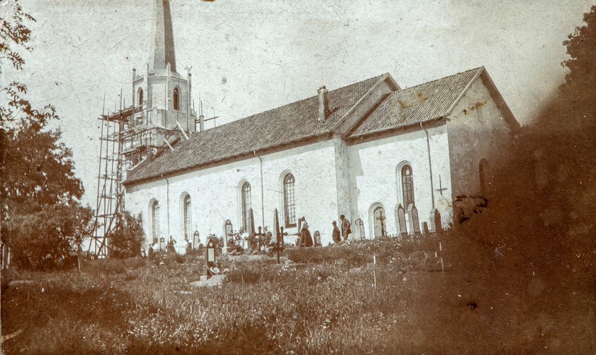 Løten Kirke, vedlikehold arbeid på kirketårnet. Stilas.