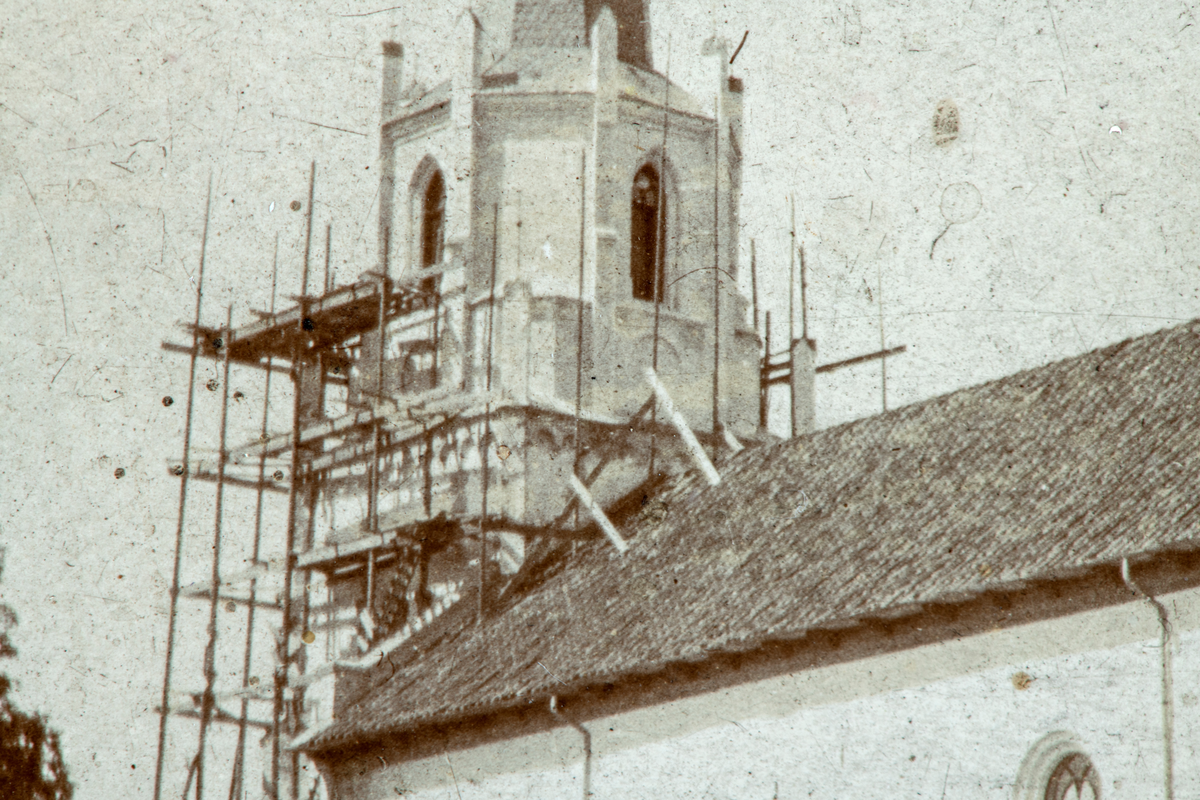 Løten Kirke, vedlikehold arbeid på kirketårnet. Stilas.