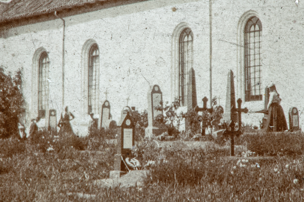 Løten Kirke, vedlikehold arbeid på kirketårnet. Stilas.
