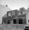 Dokumentation som följer nedmonteringen av gatuhuset till Huitfeltska gården i Linköping. Fotoåret 1950 hade lyckligtvis en ny och unik möjlighet för stadens uttjänta hus öppnats. På initiativ av kommunalpolitikern Lennart Sjöberg hade mark avsatts vid egendomen Valla för det friluftsmuseum vi känner som Gamla Linköping. Just Huitfeltska gårdens utvalda hus var de första att flyttas dit och i linda bilda de stadskvarter som vidare tillkommit.