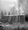 Gamla Linköping i sin linda. Som ett första hus i det blivande friluftsmuseet monterades bildens uthus från Huitfeltska gården (Ågatan 57). Foto 1950.