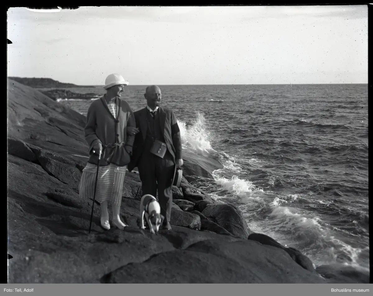 Adolf Tell och hans fru Karin Augusta med en hund.