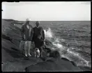 Adolf Tell och hans fru Karin Augusta med en hund.