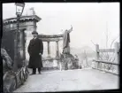Adolf Tell ståendes vid Gellért Szent monumentet i Budapest.