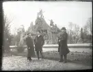 Adolf Tell och två andra herrar framför en fontän i Budapest.