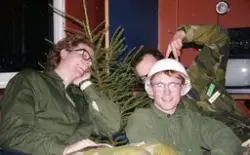 Värnpliktiga i beredskapstroppen spexar.