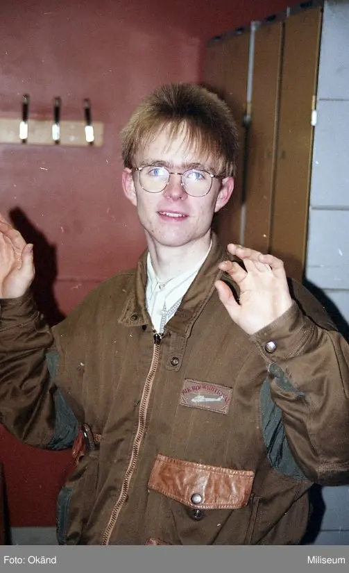 Värnpliktig i beredskapstroppen spexar.