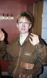 Värnpliktig i beredskapstroppen spexar.