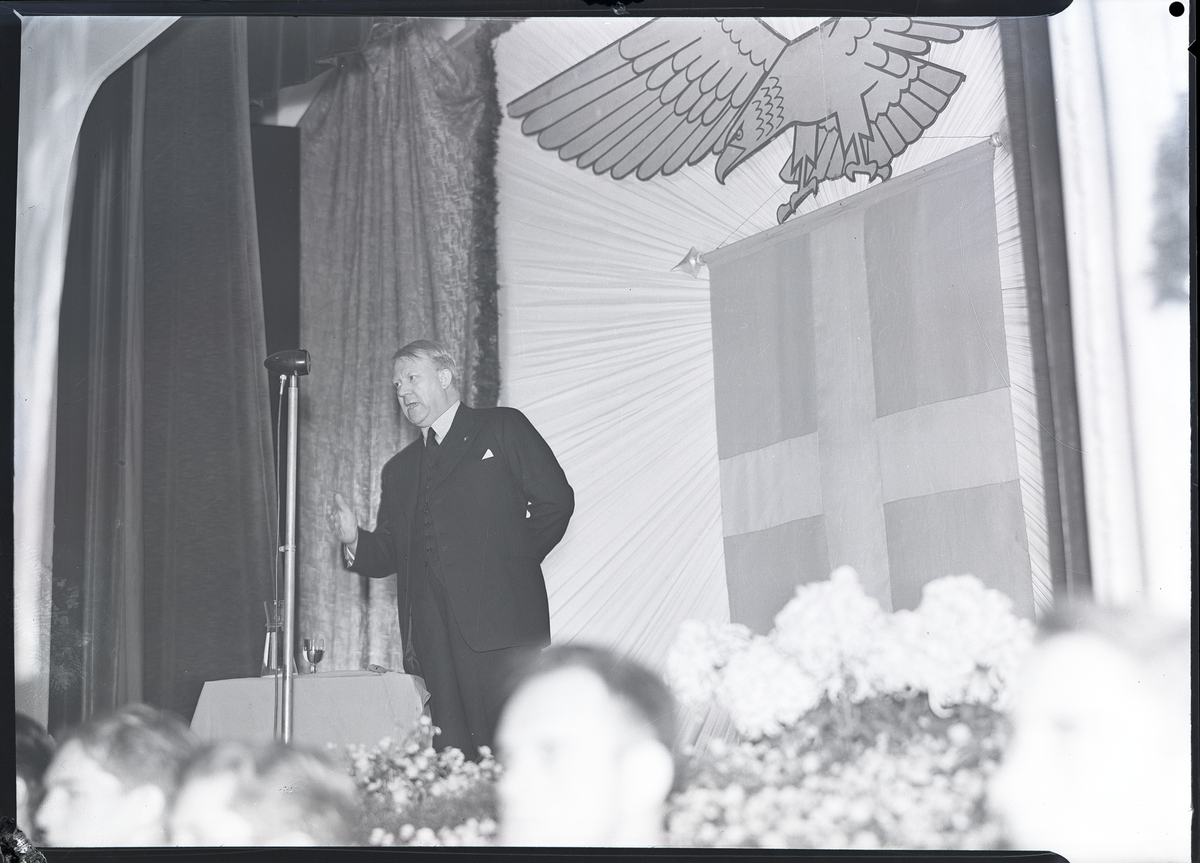Foto av Vidkun Quisling som holder tale på Festiviteten i Skien.