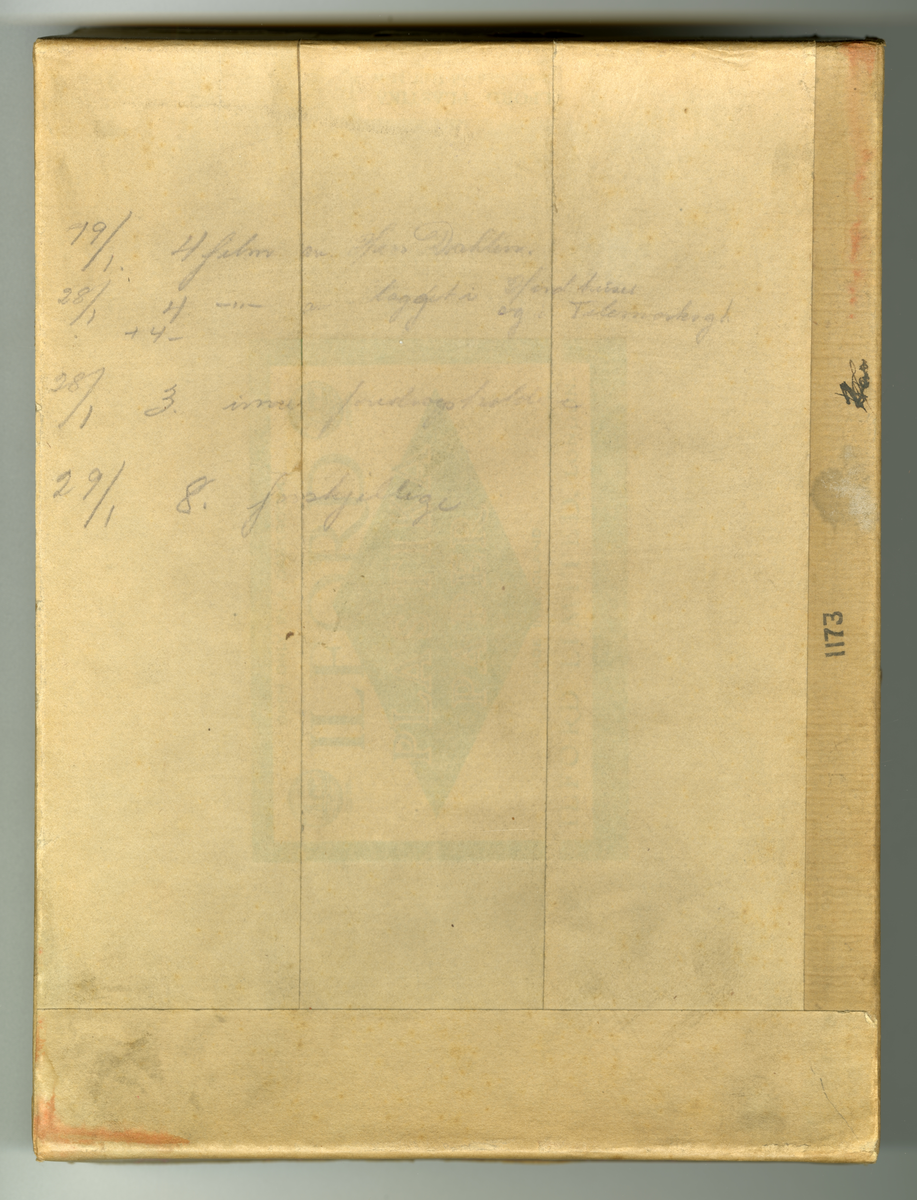 Foto av NS-fylkesstyre i Telemark

Seil: Med Quisling for det nye Norge

Første mann sittende fra venstre er Sagsfører og presseleder Nasjonal samling Olav Lien (f. 1896)

Resten ved bordet i noe usikker rekkefølge:

Ukjent kvinne, bondefører Halvor K. Skjellaug , Dr. O. Hæreid, Karl Henrik Zilgmeyer,  Einar Lunde og Aslak Momrak Haugan

Uidentifiserte personer som nevnes på brevet medhørende foto: 

Frk. (?) Stridsklev, L. Kraft Lund, Sigurd Haugan, Karl Thunes, Anne Kiste (?) Siljan, Sigm(und?) Myhra (?) NS fylkeskontor, 


Påskrift på negativ:
4/4-41

Påskrift på konvolutt negativ lå i: 

4/5 - 41


Påskrift på kovnolutt:

Fylkesstyret NS