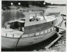 Fritidsbåten RENATA vid kajen efter sjösättning. Marion Vizins sitter ombord.