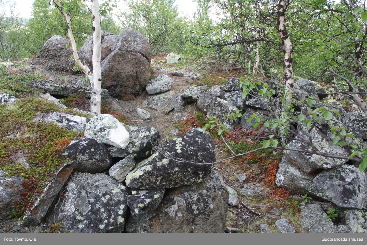 Steinmurar (burest?) ved eigen inn til Toftesetra ved Avsjøen på Dovrefjell.