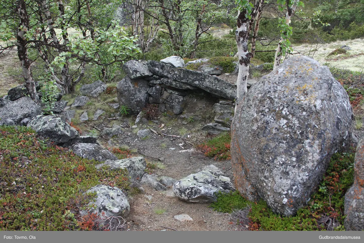 Steinmurar (burest?) ved eigen inn til Toftesetra ved Avsjøen på Dovrefjell.