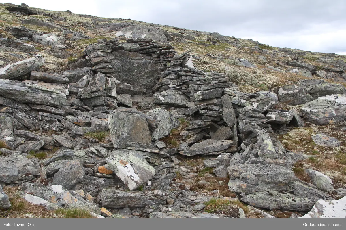 Oppbygd levegg litt aust og opp for Ytre Skardet i Gråsida nord for Grimsdalsvegen i Dovre.