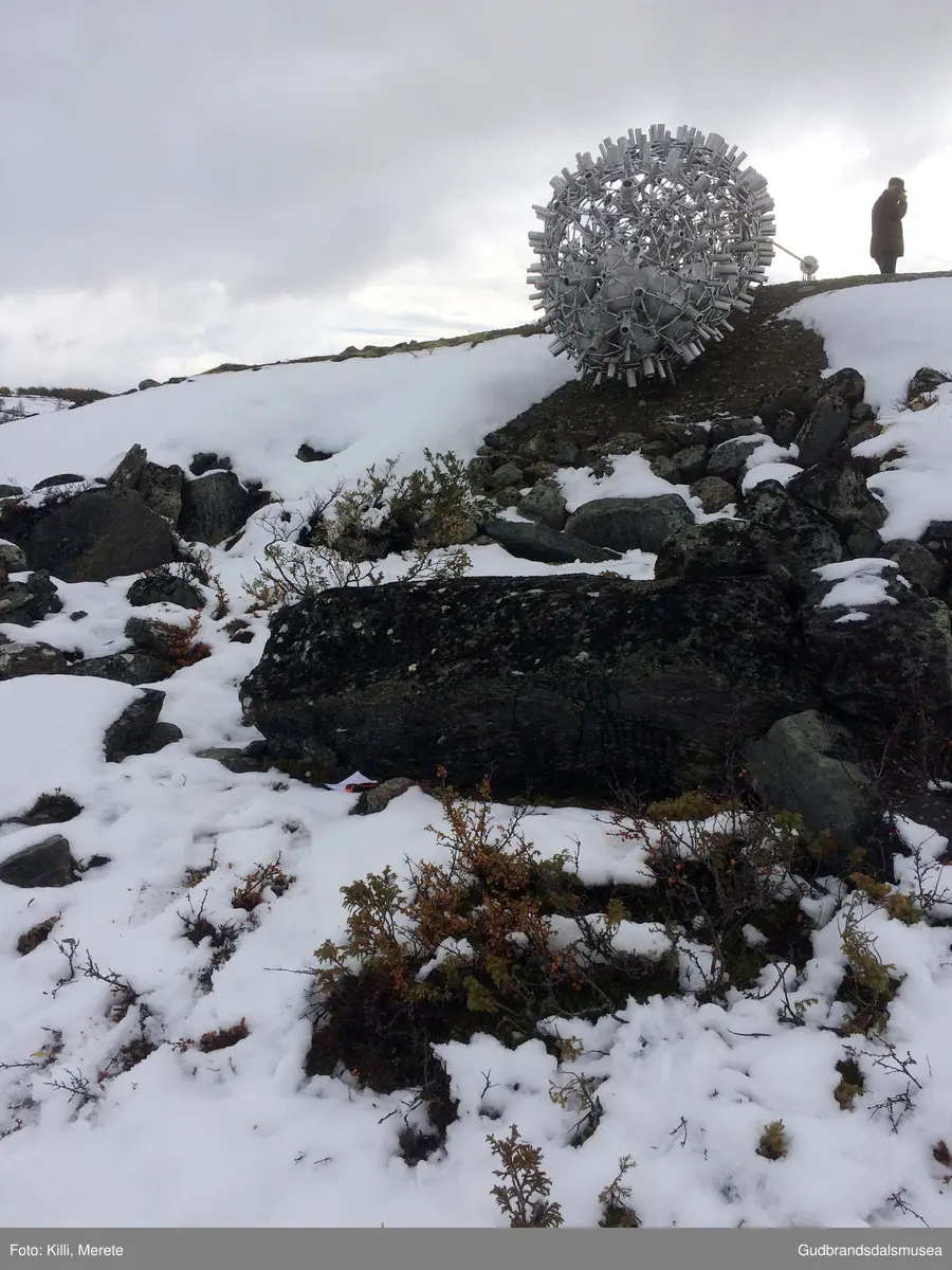 Steinmurar (gamal tuft eller militært?) rett under skulpturen "Mental genbank" på Hjerkinn.