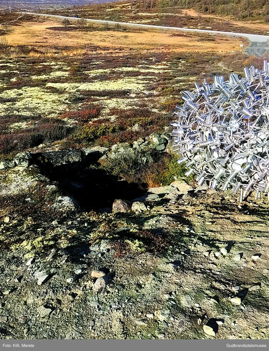 Steinmurar (gamal tuft eller militært?) rett under skulpturen "Mental genbank" på Hjerkinn.