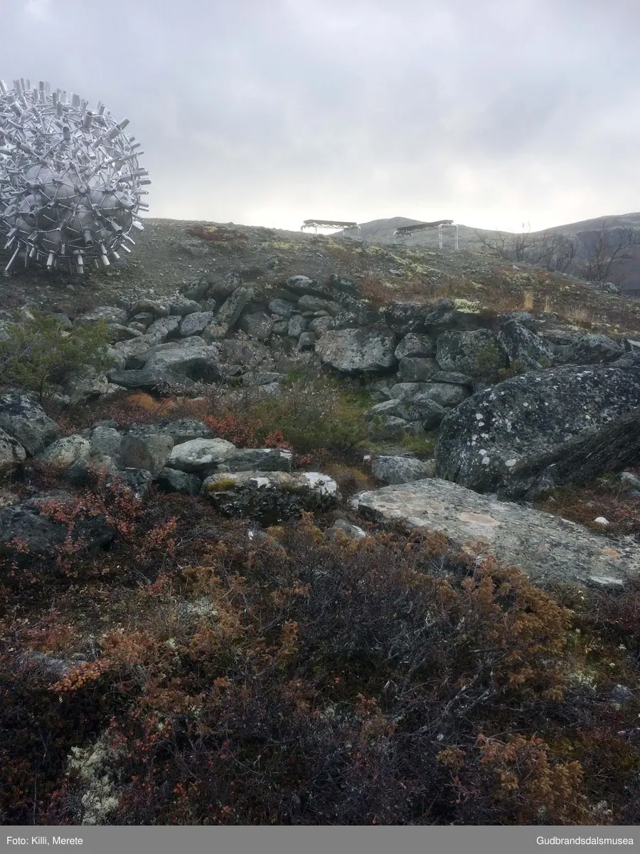 Steinmurar (gamal tuft eller militært?) rett under skulpturen "Mental genbank" på Hjerkinn.