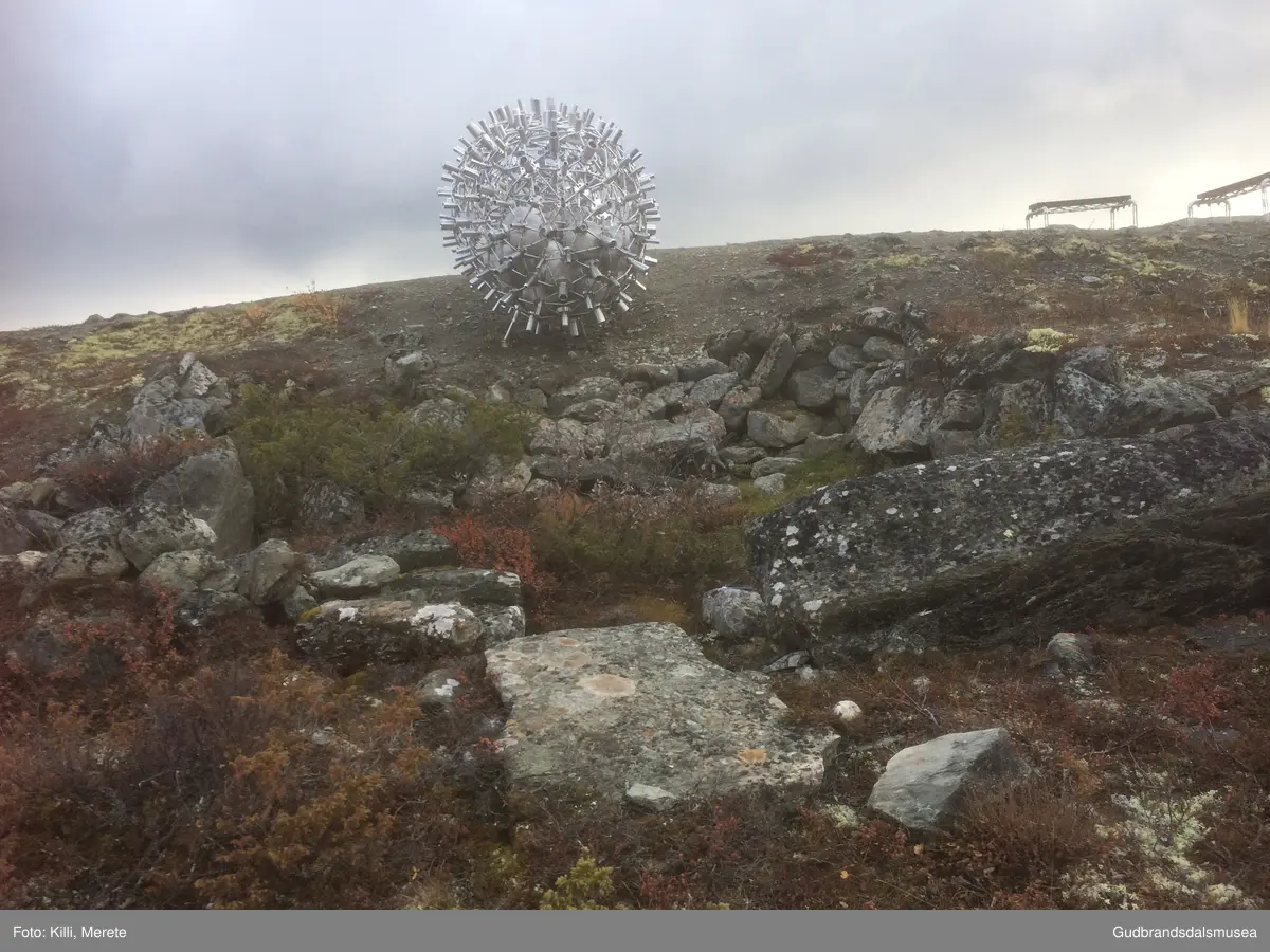 Steinmurar (gamal tuft eller militært?) rett under skulpturen "Mental genbank" på Hjerkinn.