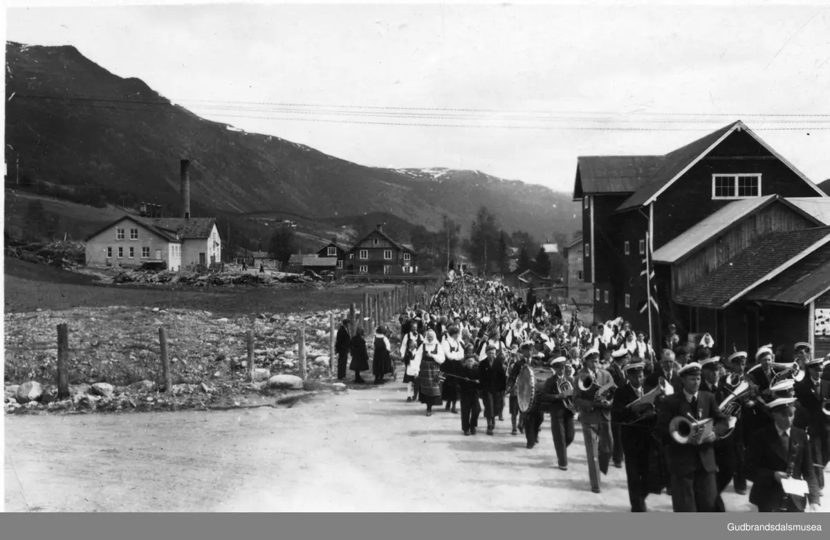 Vågå.  
9/5-1945 Da fangane kom heim.
Fotosamling etter Kjell Andersen Vågå.  





















































































Fotosamlinga etter Kjell Andersen, Vågå