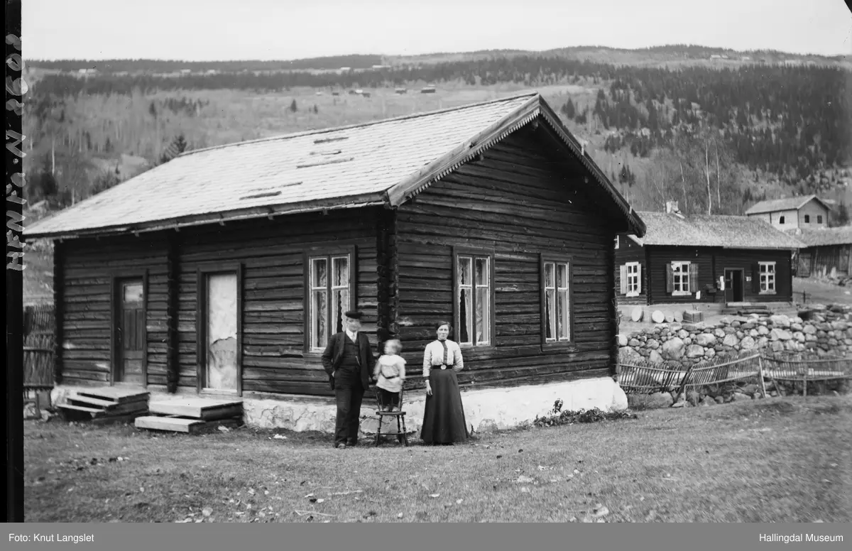 Familiebilde fra Eidal, med Butikken til Svein Eidal i Bakgrunnen.