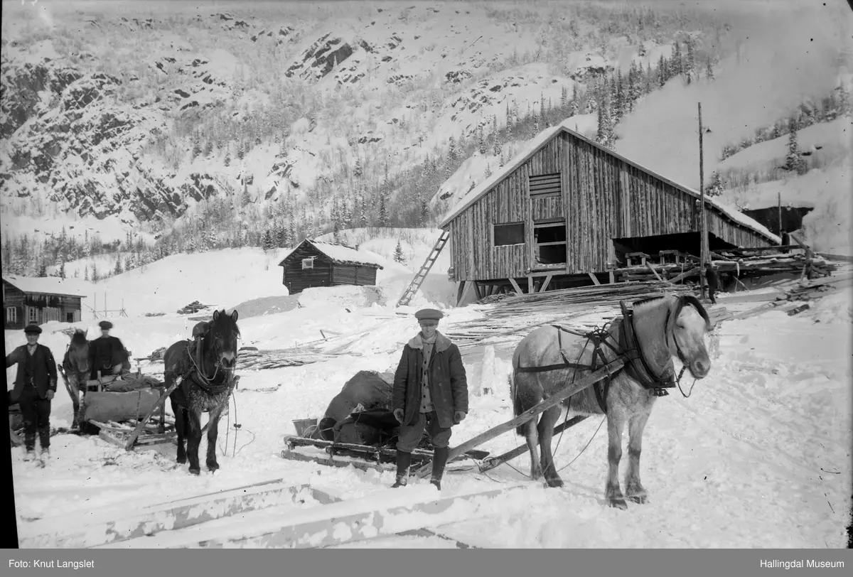 Sementkjøring med hest
Dette er fra 1915 -16 ved Øygardgrend. Dette er to av gutta som kjørte sement fra Nes til Tunhovd under dambyggingen. Den frenste kjørekaren er Svein Eidal, og den bak er min bestefar, Halgrim Syversrud, sier Gunnar Mørch. Begge kjørekarene er fra Rukkedalen
